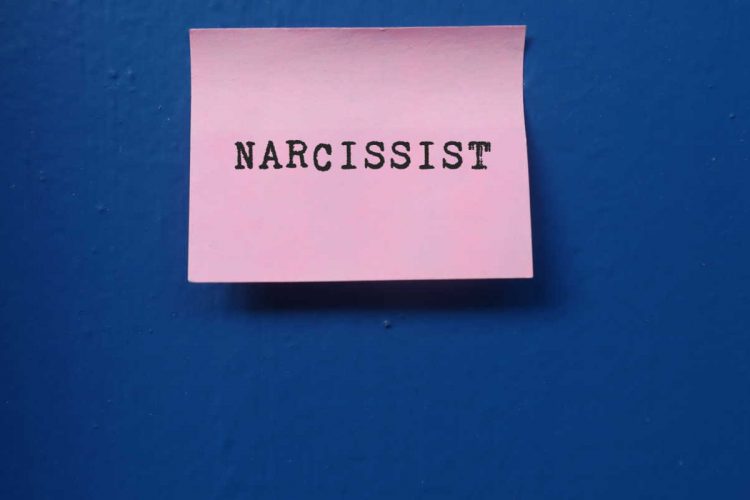 A pink sticky note saying narcissistic on it